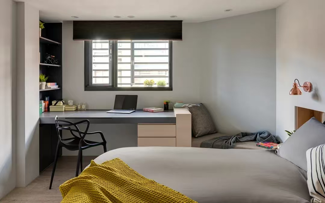 办公室空间改造,开放式办公区域,现代办公家具,简洁墙面设计,营造高效工作环境